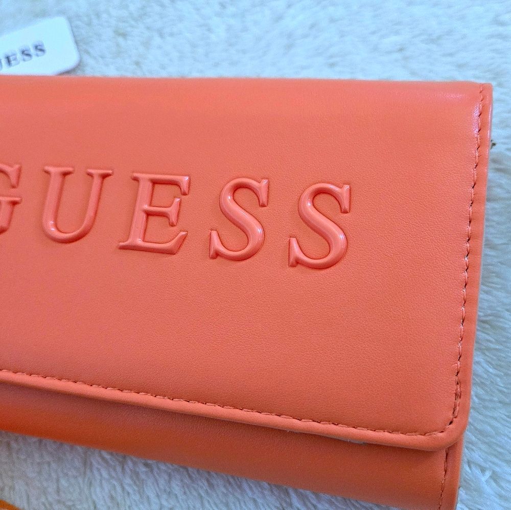Guess❓️ "Finnian" Wristlet - NWT - Picture 4 of 16